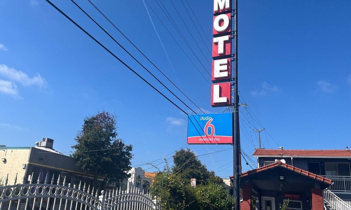 Redwood Heights Apartment | 1 King Bed|Non-Smoking, Micfridge