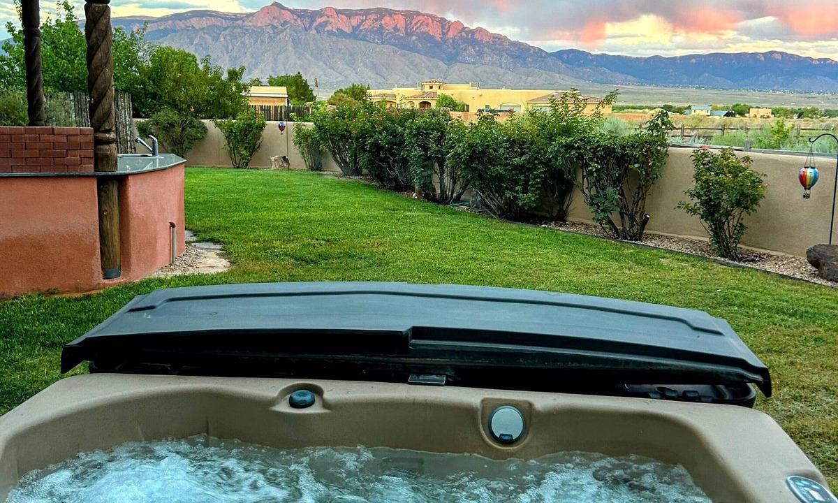 Corrales House | 10 Min To Albuquerque Balloon Park ~ Corrales Oasis ~ Hot Tub ~ Amazing Views!
