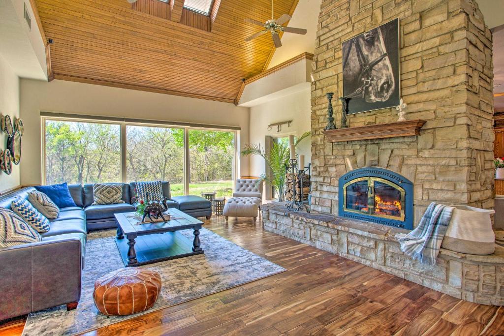 Pilot Point House | 16-Acre Pilot Point Ranch: Private Pond
