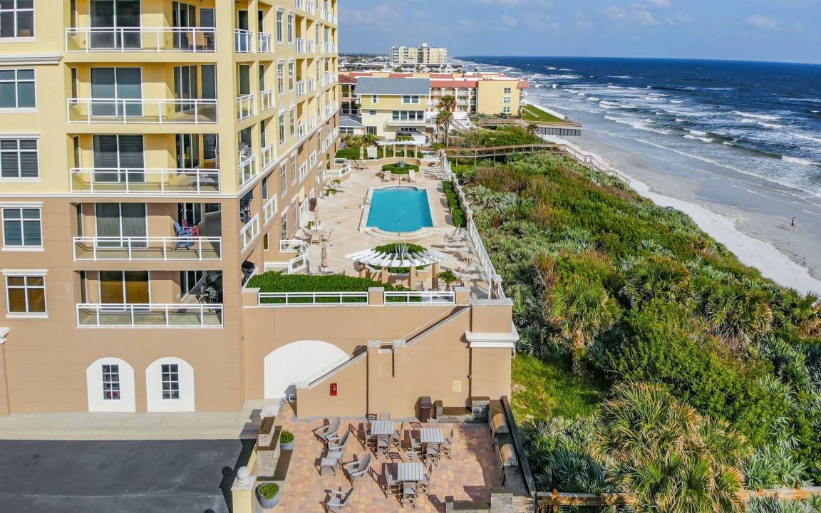 Brown Condo | 188 m² Condo ∙ 2 bedrooms ∙ 5 guests
