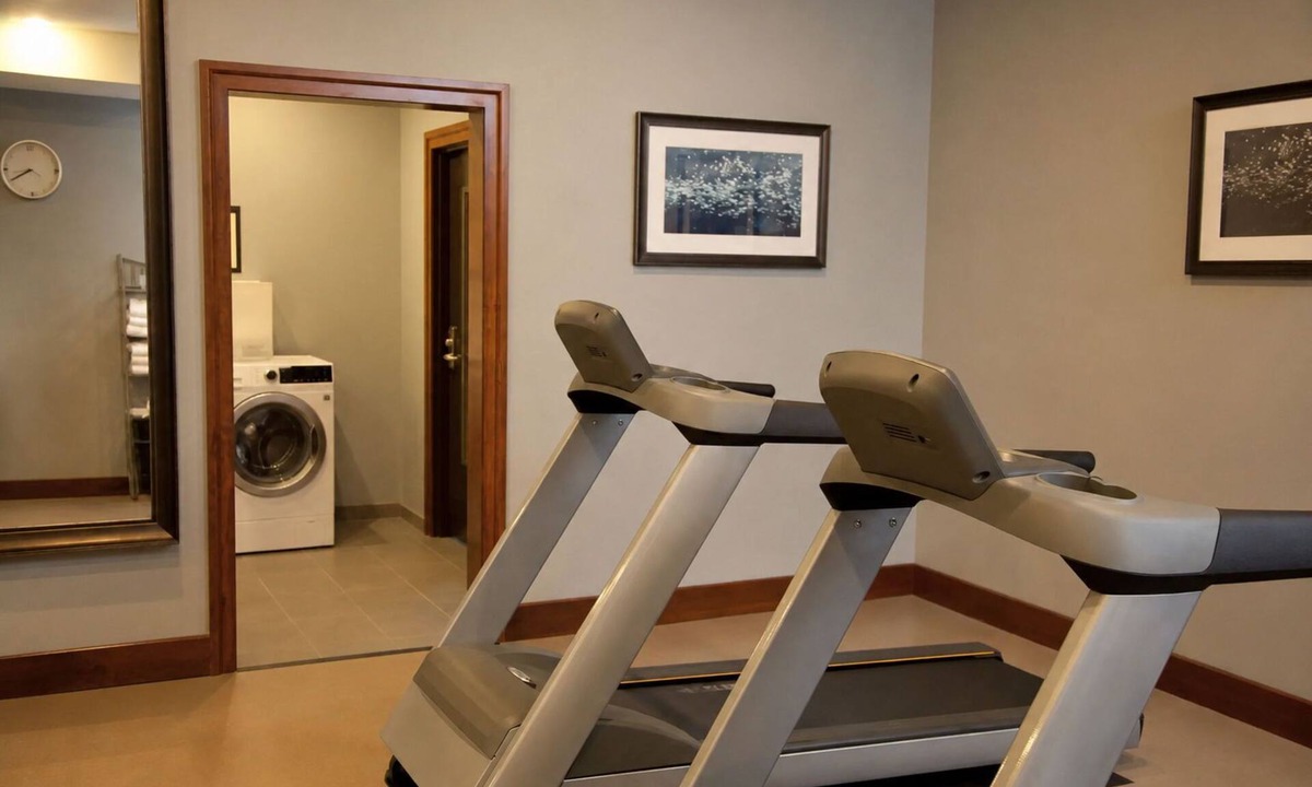 Denton Apartment | 1BR Suite w/2 Queens | Pool + Daily Breakfast