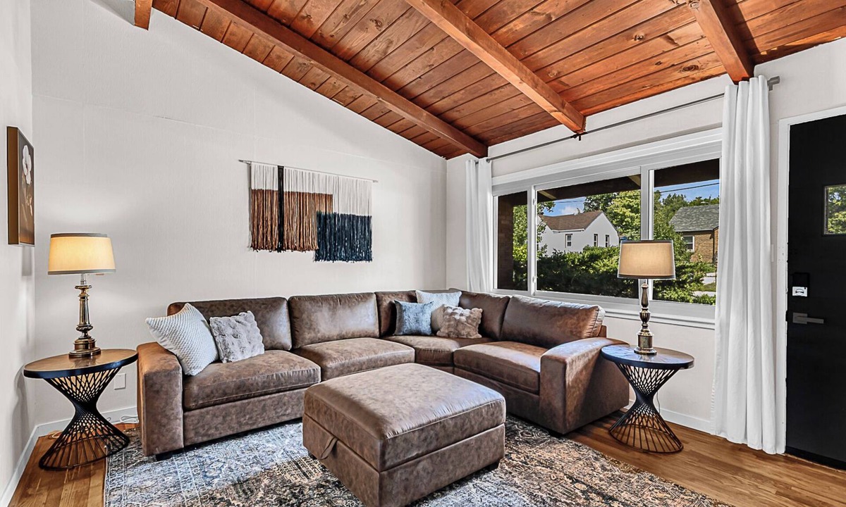 Cheyenne Apartment | 2 BD Perfect Extended Stay W/Onsite Laundry Plus Off Street Parking - Villas1