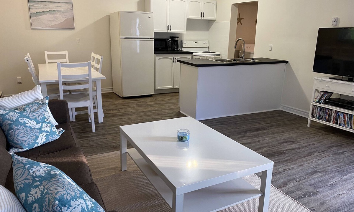 Wasaga Beach Cottage | 2 bdrm. sleeps 5, just a short walk to beach 1 !