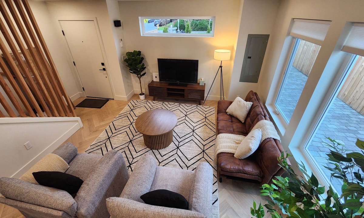 West Woodland House | 2 bed 2 bath, Private Home with Outstanding Views! 10min to Beach/Downtown