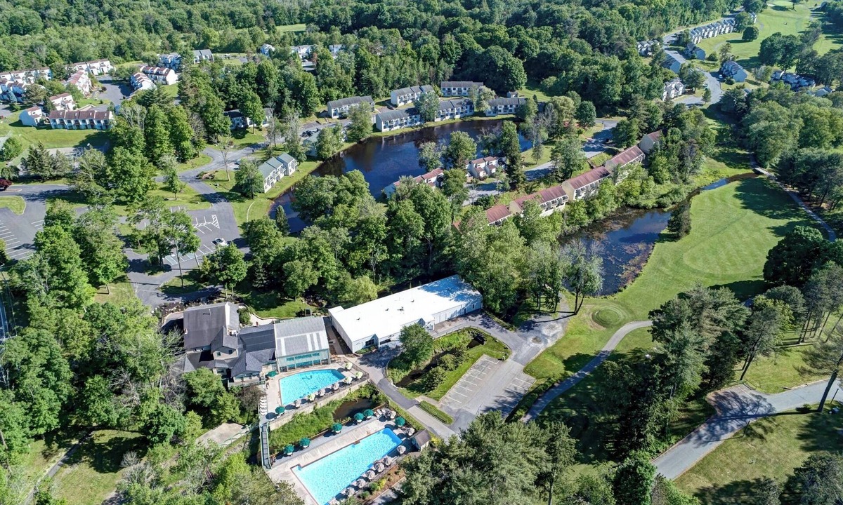 East Stroudsburg Villa | 2 BR unit w/Queen beds, 2 Bath, Full Kitchen, occupancy limit of 6 ppl