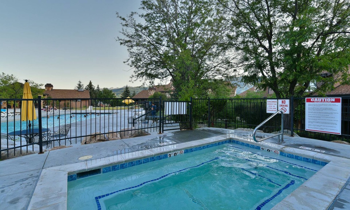 Eden Condo | 2 BR with 1 King Bed next to Pool and Hot Tub | 2 Bed, 2 Bath