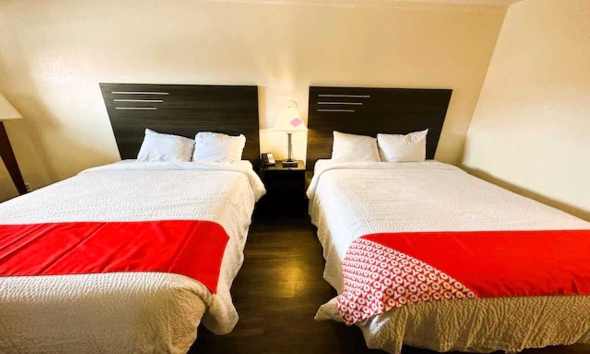 West San Antonio Hotel | 2 Budget-Friendly Rooms w/Outdoor Swimming Pool & Free Parking