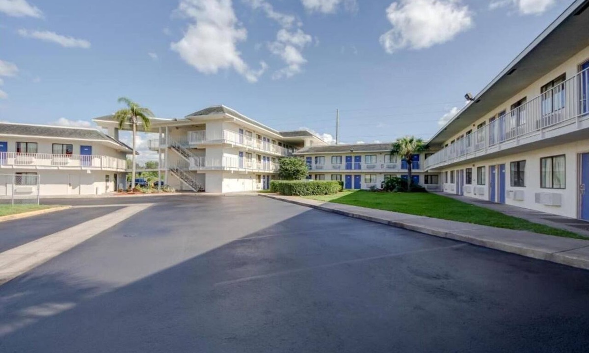 Lakeland Apartment | 2 Full Beds | Micfridge