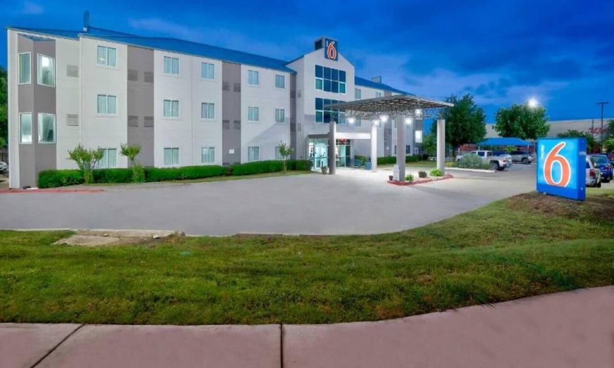 Benbrook Apartment | 2 Full Beds | Non-Smoking