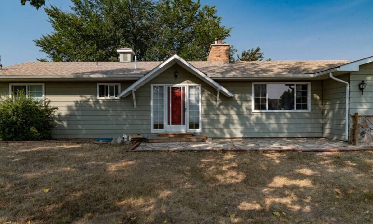 Lander House | 2 Homes, Stunning Mountain Views, Spring Season! Good Value.