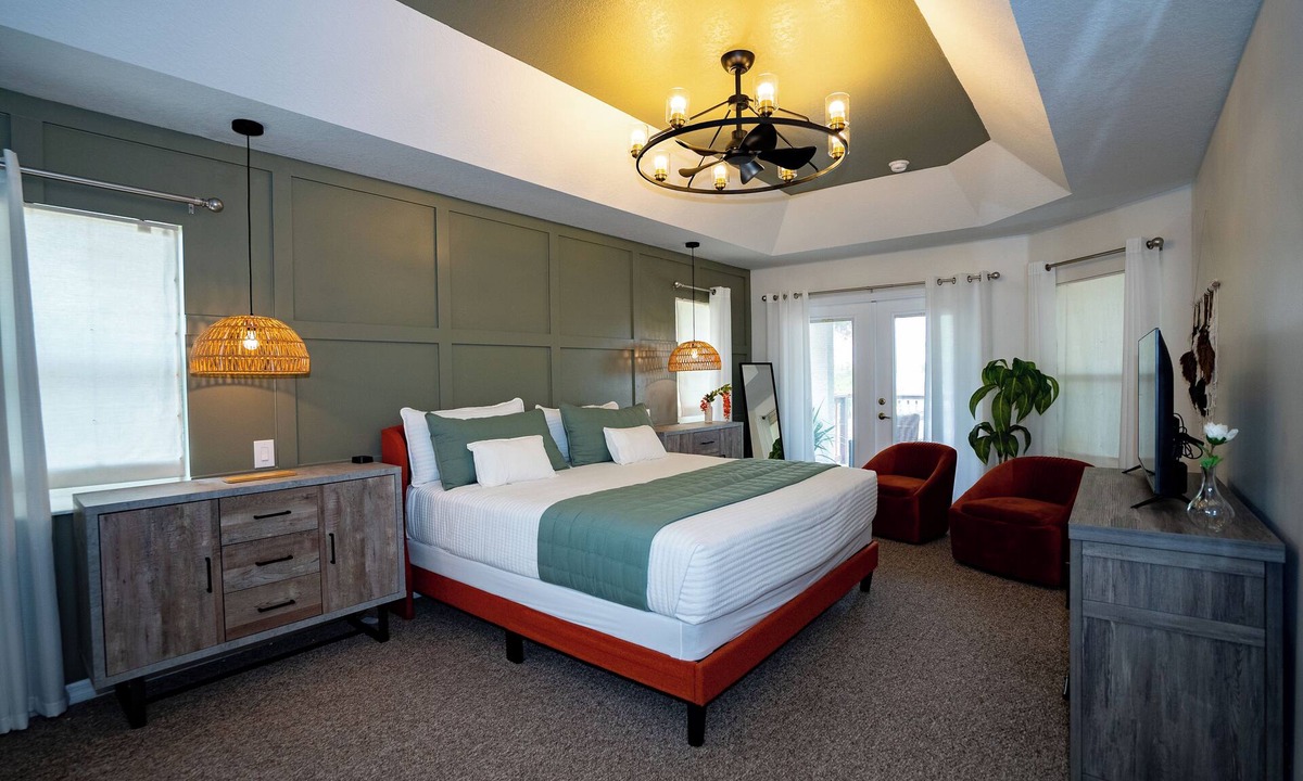 Clermont House | 2 King 2 Twin 1 Queen + Enormous Deck 3 BD Lakeview by Waterfront Park & Events