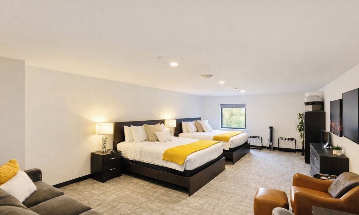 Sandusky Hotel | 2 King Beds By Cedar Point Sports Force Sleeps 6!