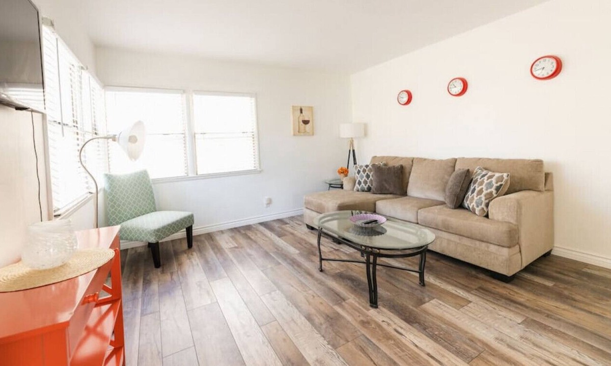 Leimert Park Apartment | 2 Leimert Down · Spring Charmer In The Heart Of The City