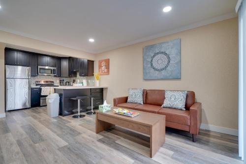 Pleasanton House | 2 Mi to Dtwn Pleasanton Condo w/Pool Access