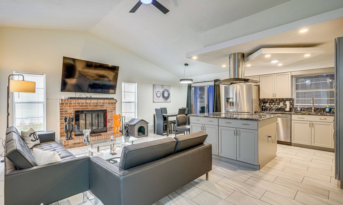 Lakeland House | 2 Mi to Golfing: Chic & Cozy Retreat in Lakeland!