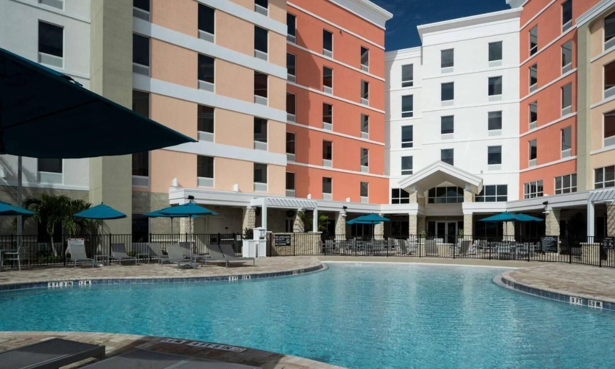 Port Canaveral Hotel | 2 Modern King Studios w/Kitchens, Pool Bar & Breakfast | Port Canaveral