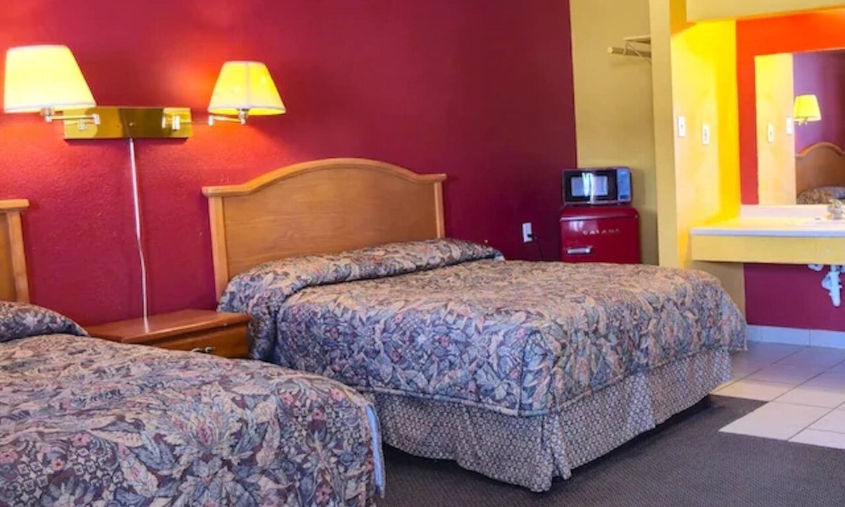 Sulphur Hotel | 2 Modern Rooms Perfect for Travelers, Parking Included, Near Local Museums