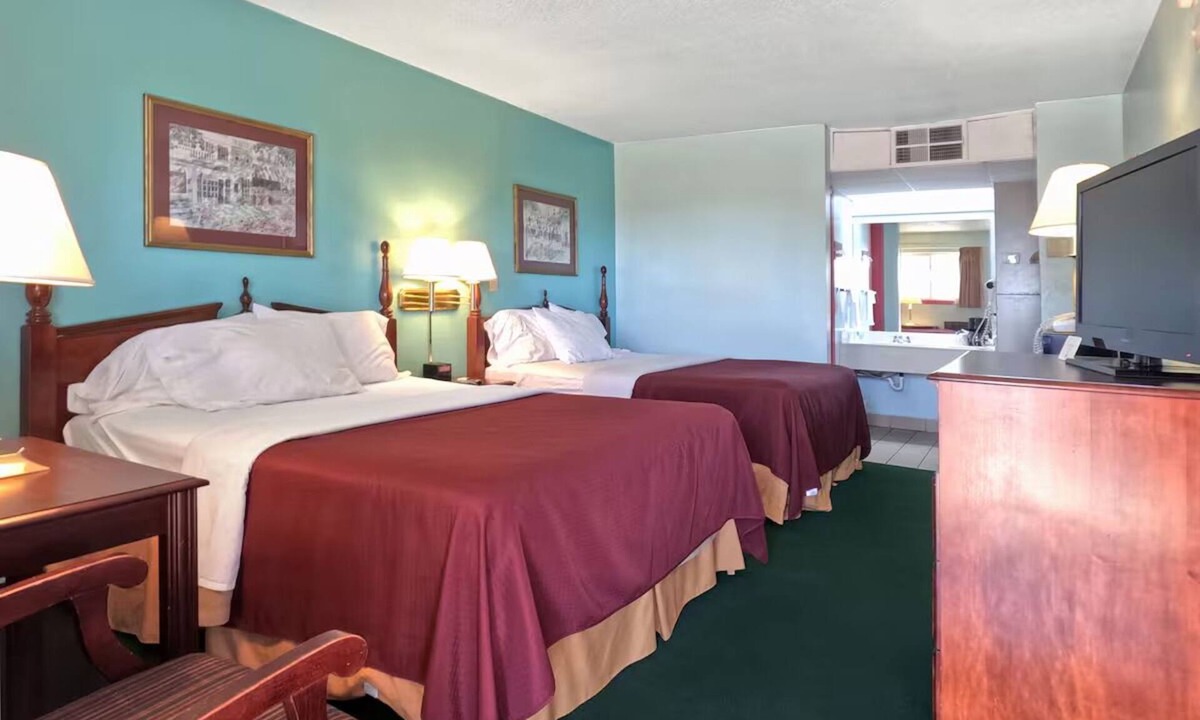 Vega Hotel | 2 Restful Rooms w/2 Queen Beds – Relax, Refuel, & Explore Route 66 Beauty