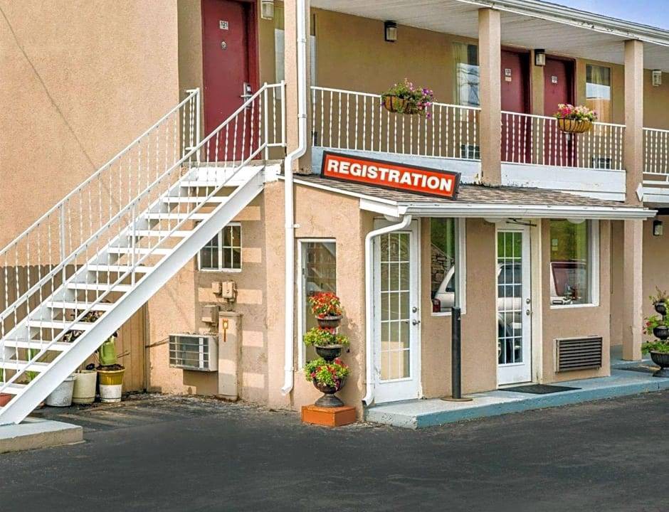 Franklin Hotel | 2-Star Hotel ∙ Econo Lodge Franklin