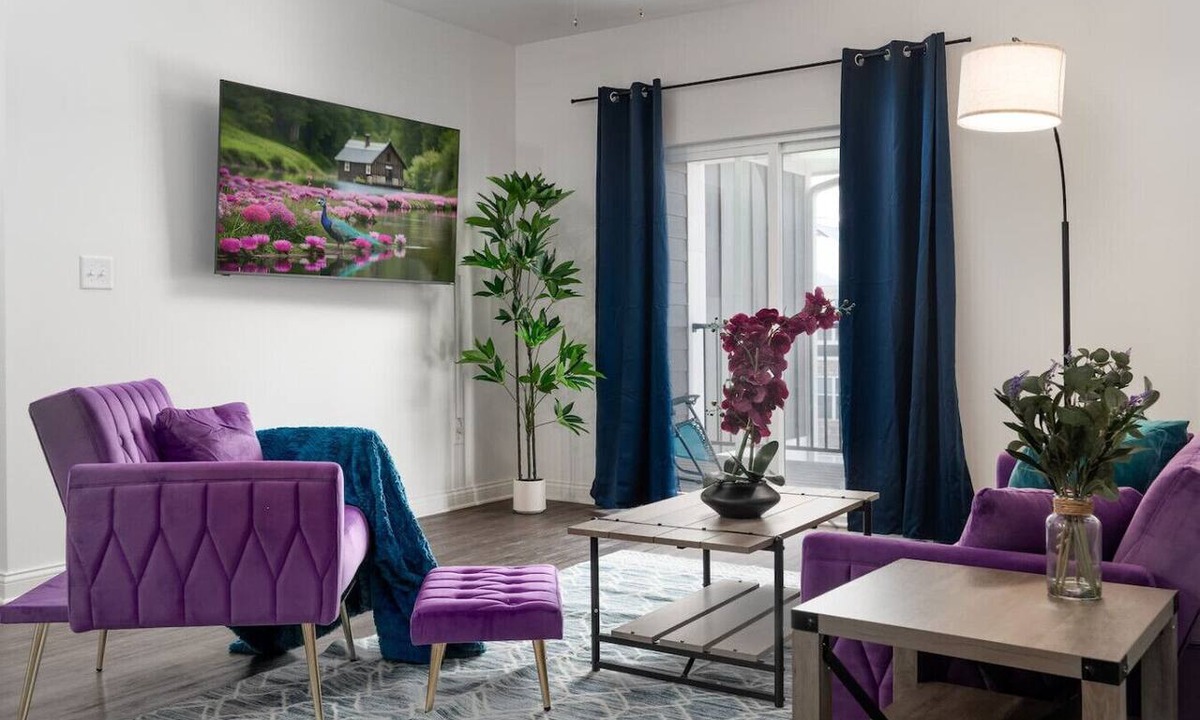 Whitestown Apartment | 20 mins DT | Sleeps 5 | Purple Rain Spacious Gym