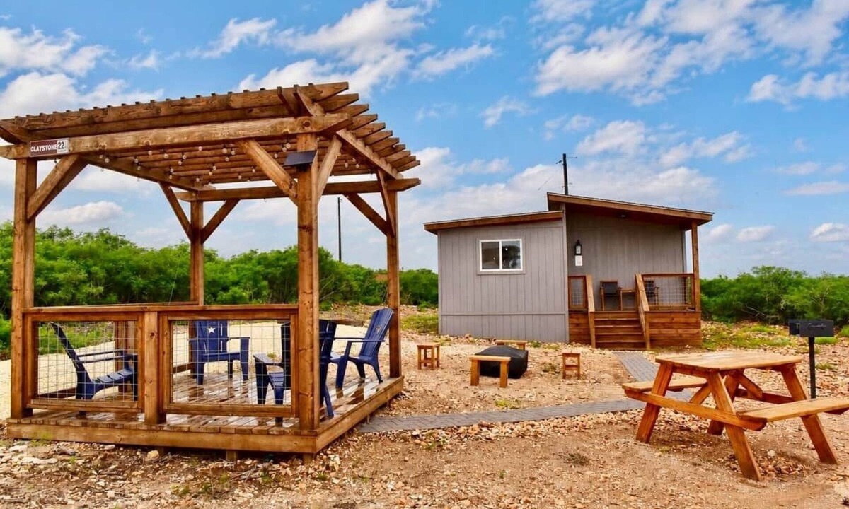 Yancey House | 22 Eleven Claystone cozy cabin BBQ grill, Firepit, Pergola