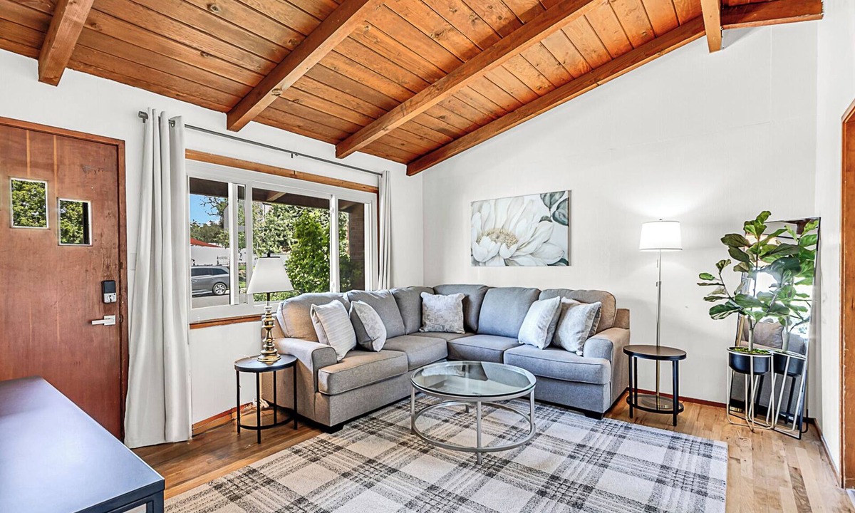Cheyenne Apartment | 2BR Cozy Cabin Vibes | King Bed + Vaulted Ceilings