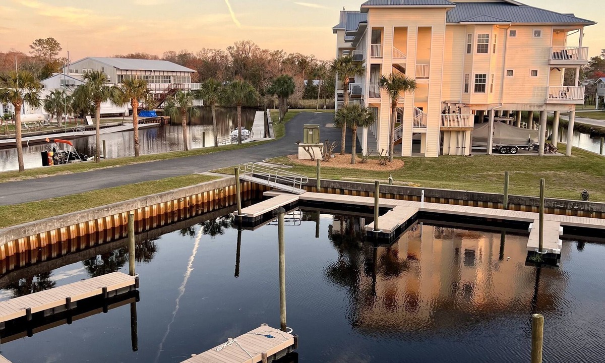 Suwannee Condo | 3/2 clean and spacious condo in Suwannee, FL