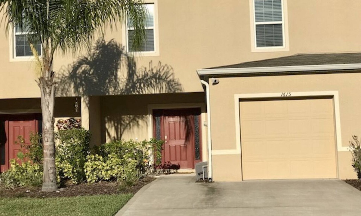 Holly Hill House | 3 bed 2.5 Bath townhome, close to Daytona speedway, beaches, sleeps 6, wifi, TV