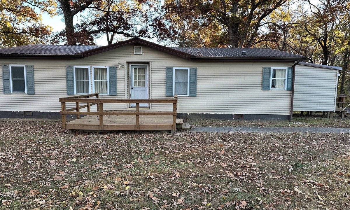 Chambersburg House | 3-bedroom country home in Pike Co Il with AC and heat