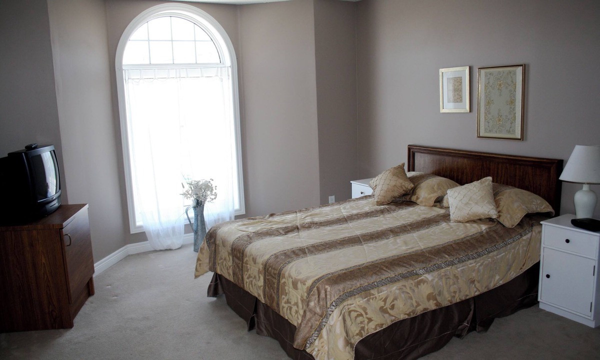 Whitby Apartment | 3 BEDROOM FULLY FURNISHED HOUSE DOWNTOWN WHITBY