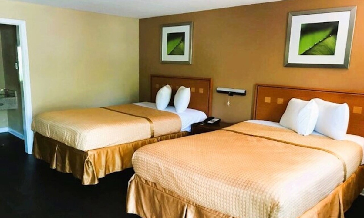 Governor's Walk Hotel | 3 Budget-Friendly Rooms Perfect Groups near Tallahassee Memorial | Free Parking
