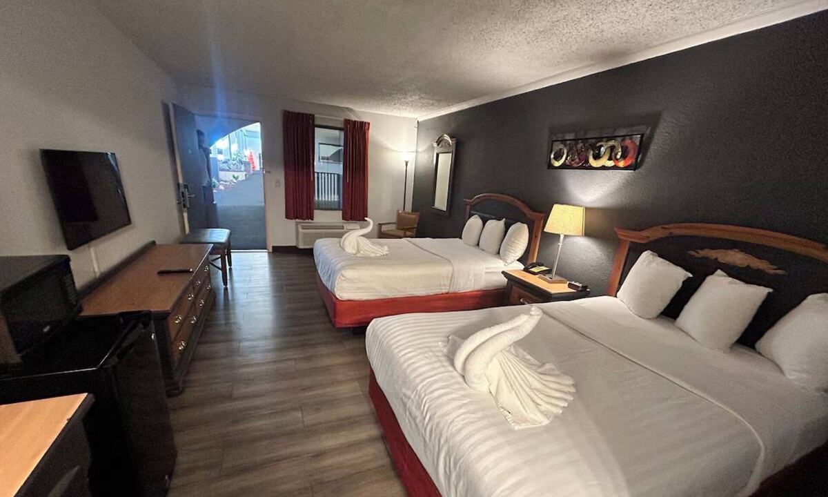 Mattoon Hotel | 3 Charming Getaway Rooms | Free Parking & Breakfast | Arcade & Parks Nearby