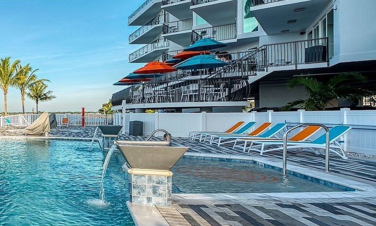 Treasure Island Hotel | 3 Charming Suites Close to the Beach! Free Parking, Outdoor Pool Dock Nearby!