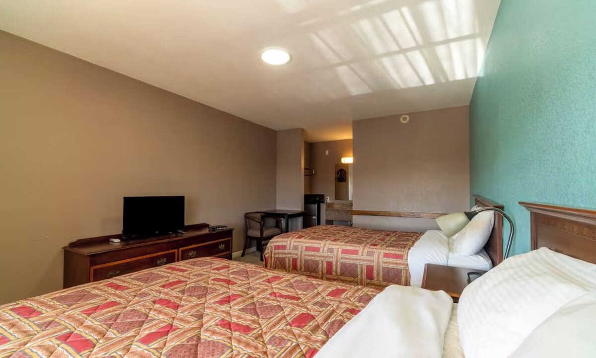 Sweet Home Hotel | 3 Inviting Rooms Conveniently Located Near Restaurants & Shops