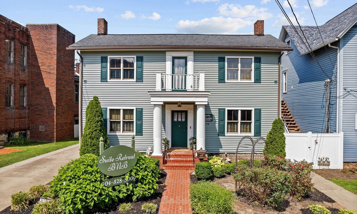 Butler House | 3 King Suites Private Baths Speakeasy Walk to Downtown Pet Friendly