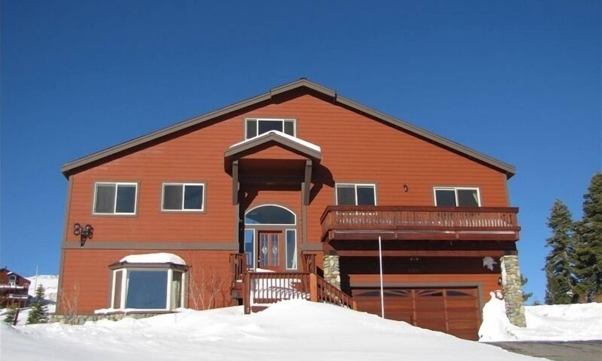 Truckee House | 3000sf 4BR+ Ski-in Ski-Out, Views, AC & free EV charging!