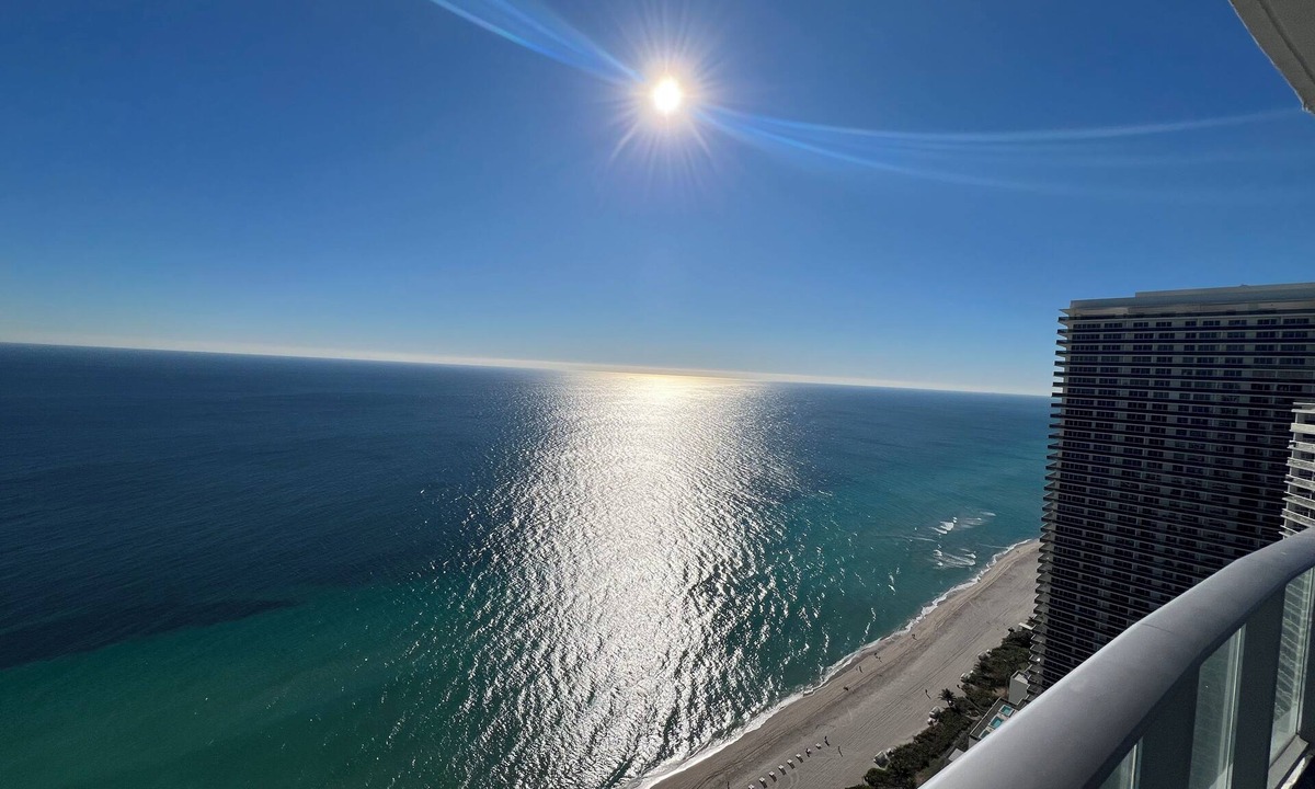 Hollywood South Central Beach House | 39th Floor Oceanfront Penthouse Hollywood Beach · Resort Pool · Stunning Views