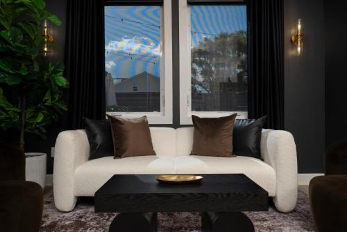 Tampa Heights Villa | 3BR & 3BA Downtown Modern Artsy Home Fully Equipped with Patio