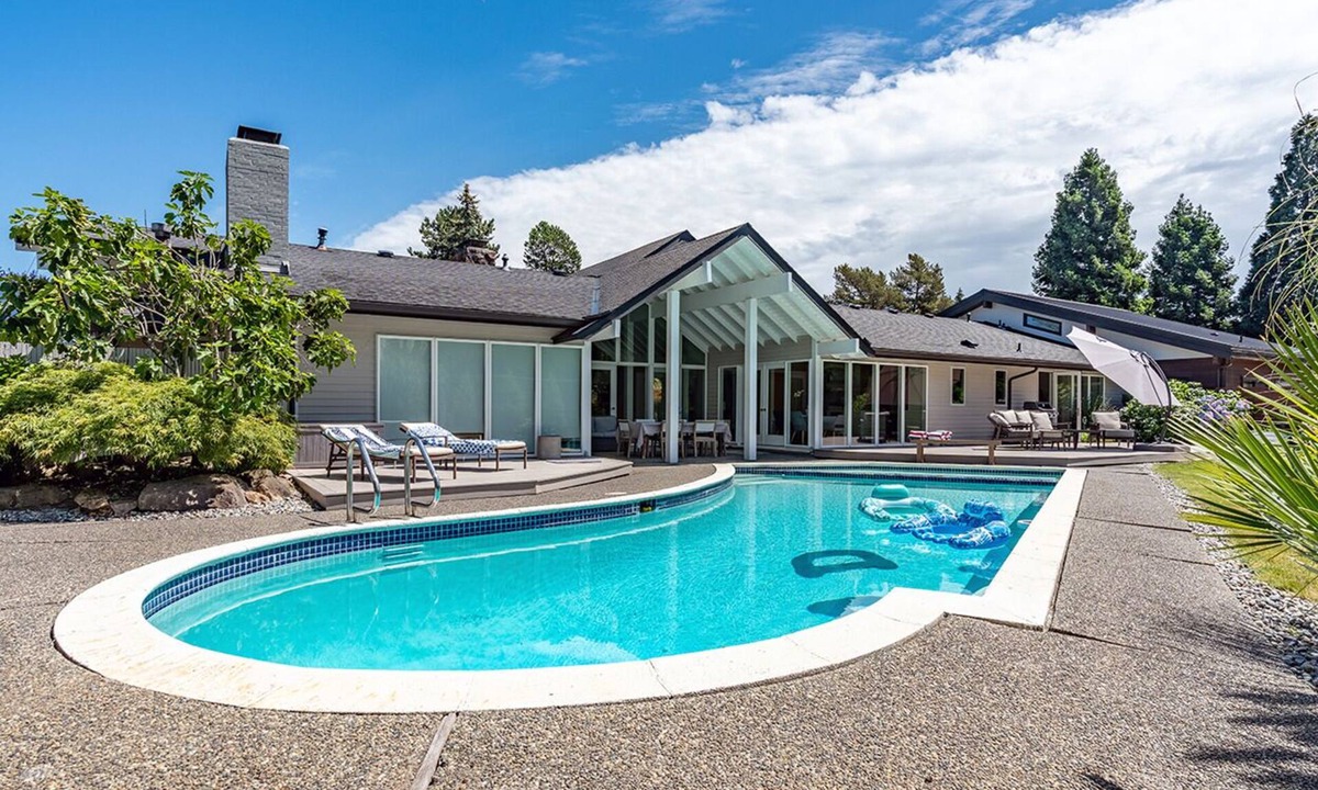 Clyde Hill House | 4 BR California Lux Living, Heated Pool, AC, Pet, 2 min to Bellevue, July 15-31%