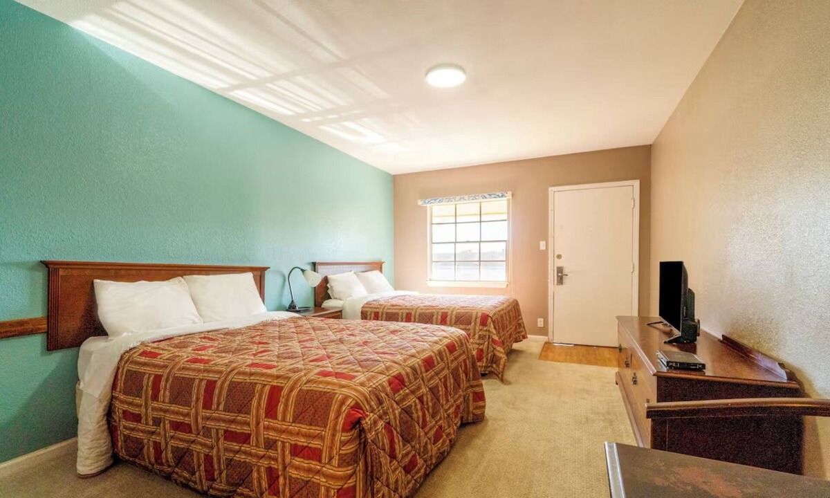 Sweet Home Hotel | 4 Bright and Easy Access Rooms w/Free Parking - Yoakum City Park - 3.7 mi away