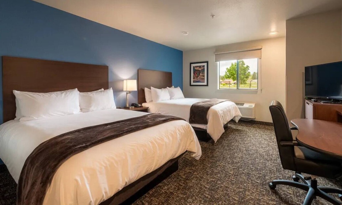 Cheyenne Hotel | 4 Clean Rooms Ideal for Family or Groups Travels - Your Relaxing Weekend Retreat
