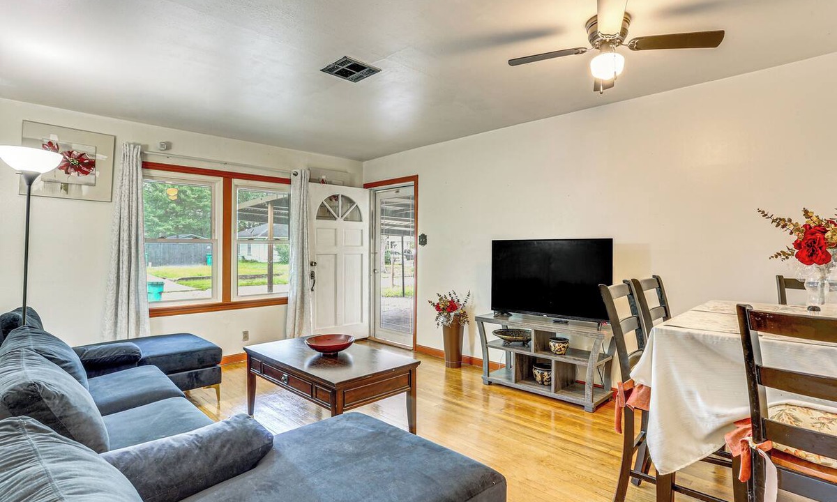 Orange House | 4 Mi to Sabine River! Extended Escape w/ Yard