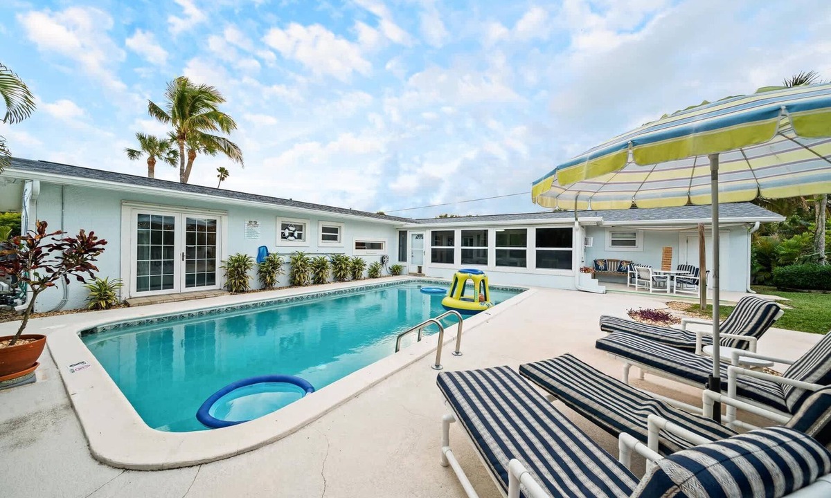 Harborview House | 4Bed/3Bath Heated Pool w/Tiki Bar, Steps to Beach!