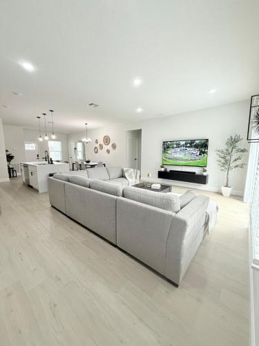 Ocala House | 4BR Corporate Ready Home Fast Wi-Fi and Workspace