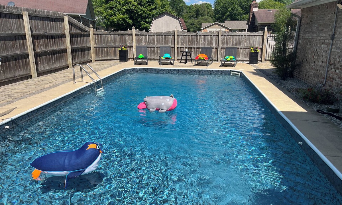 Plainfield House | 4BR Home w/Heated Pool, Arcade & More – less than 10 Min from Airport
