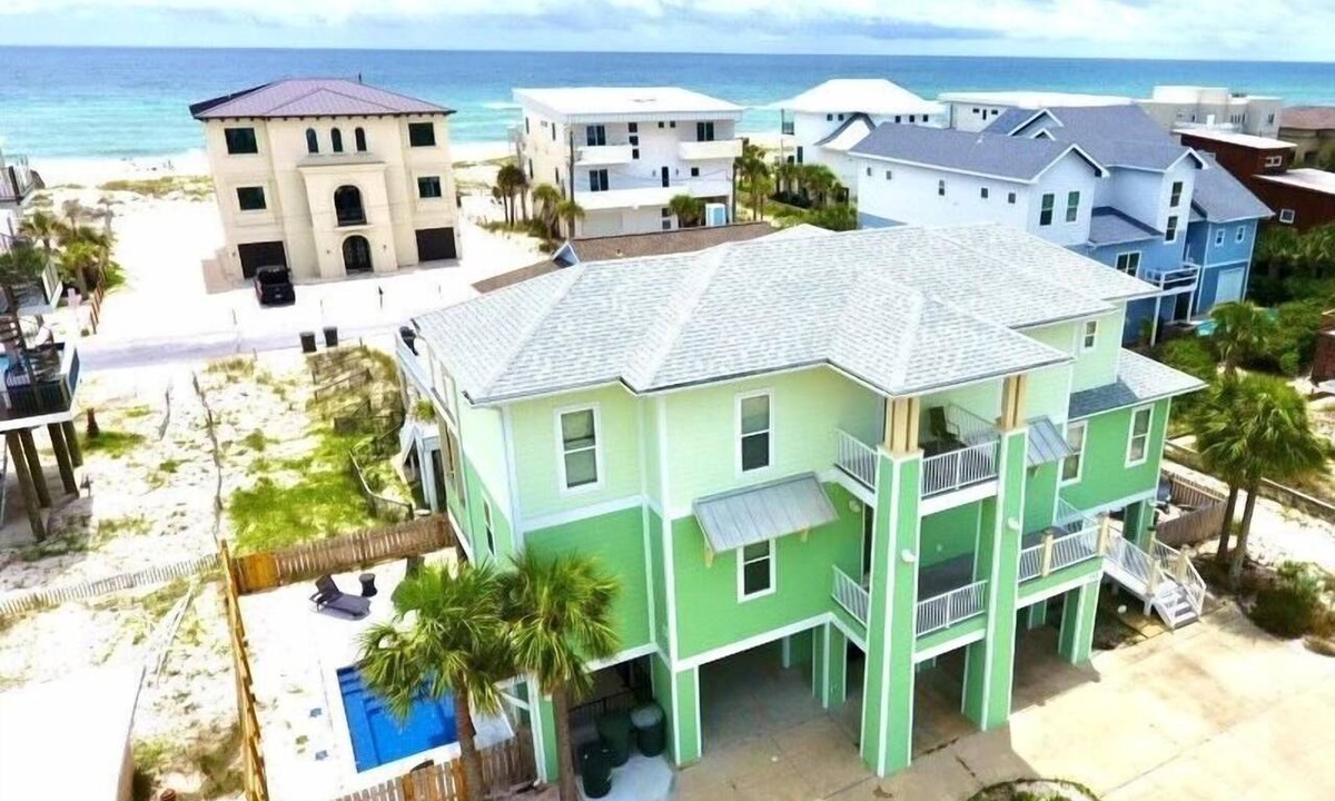 Villa Primera House | 5⭐️ beach block 4BR 3.5BA, close to everything, heated pool, hot tub, ping pong
