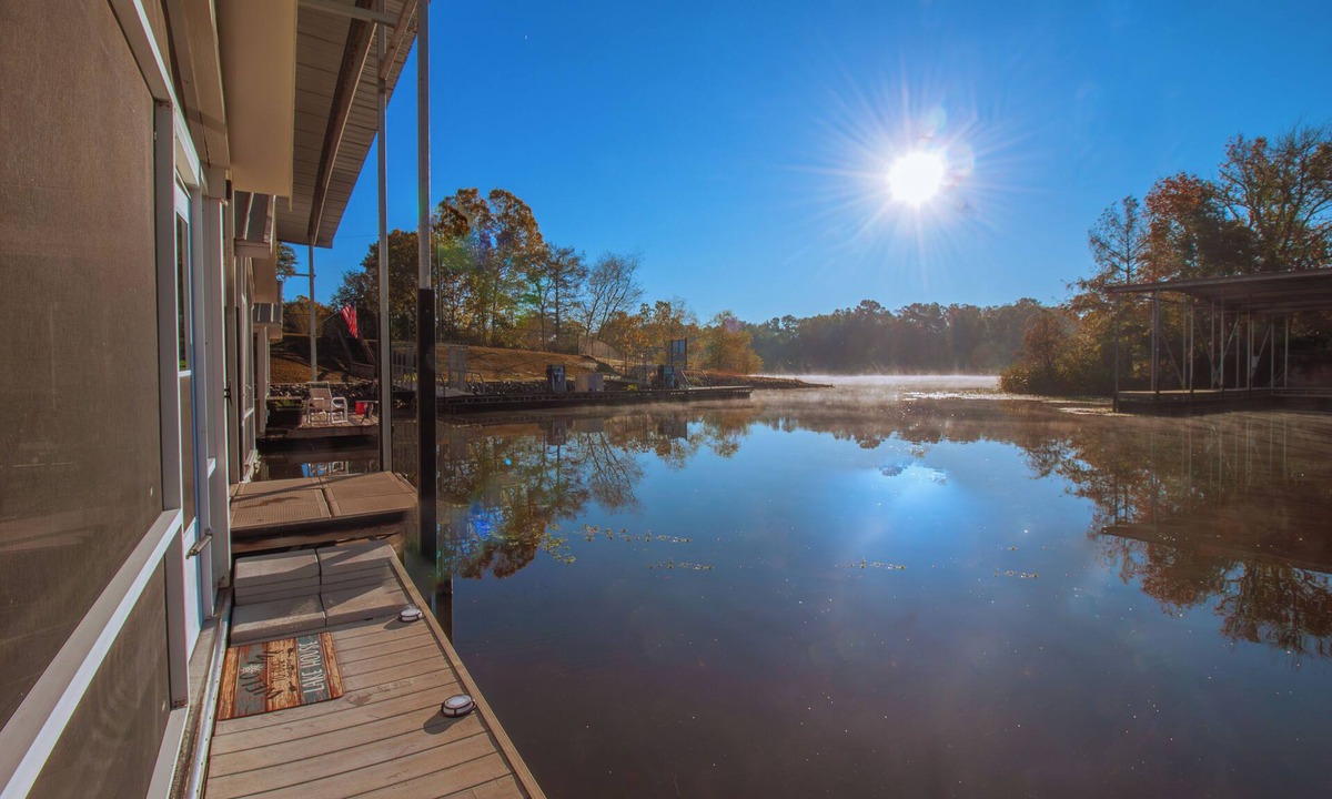 Bainbridge House | 5-Star/2-BR Boathouse Fully Remodeled-Directly on the Flint River w/Amazing Deck