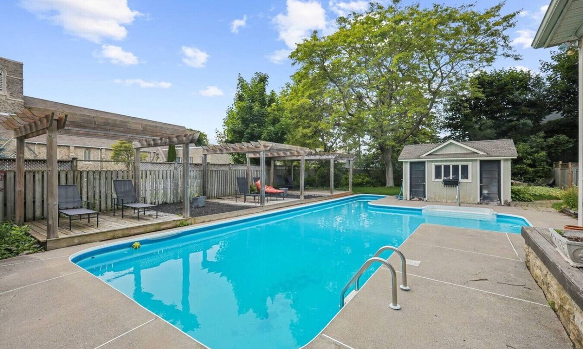 Cobourg House | 6BR | Pool, BBQ & Firepit | Mins to Beach and Downtown