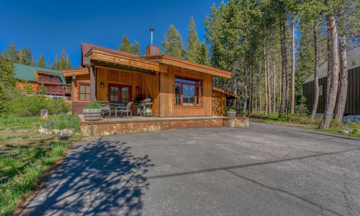 Serene Lakes House | A Serene Mountain Getaway