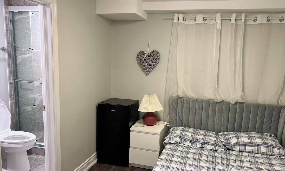 Richmond Hill House | a spacious and private bedroom with your own ensuite bathroom in Richmond Hill